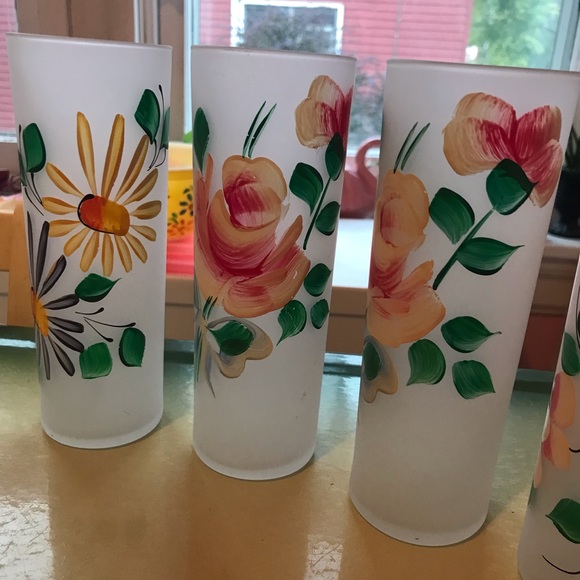 Vintage Mid Century Set of 7 Frosted Handpainted Floral Tumbler Glasses. - Picture 4 of 5